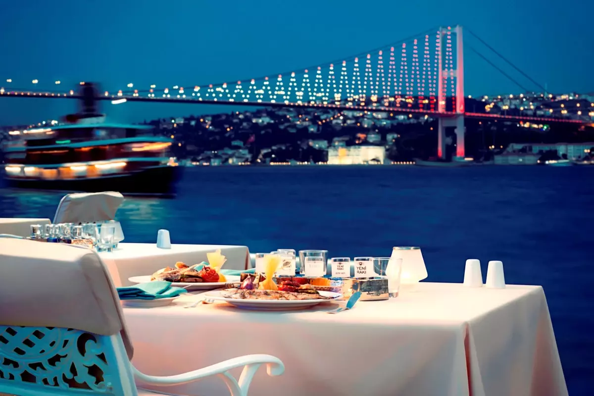 A Luxurious Dinner With a View of the Bosphorus with the Bosphorus Cruise