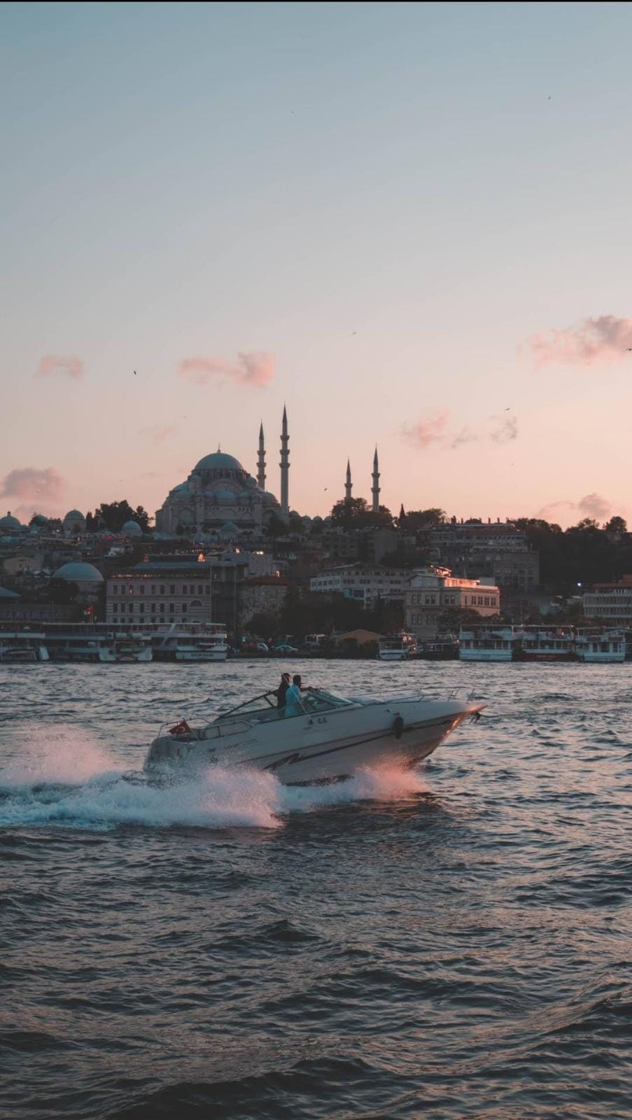 LUXURY YACHT TOUR ALONG THE BOSPHORUS